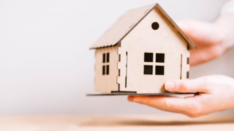 Kleines Haus in Händen als Beispiel für Vorteile von Hausmessen