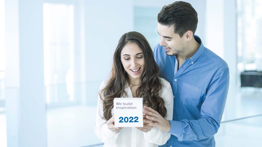 Frau und Mann schauen gemeinsam auf Top 5 der Messen 2022 von SYMA