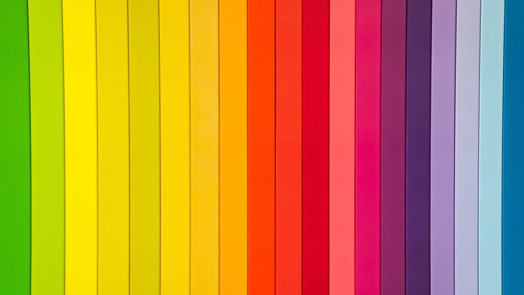 Une multitude de couleurs juxtaposées sous forme de bandes pour la création de couleurs sur le stand d'exposition