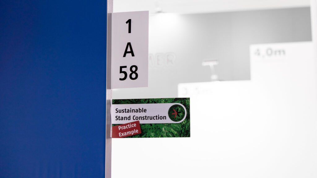 Panneau pour l'exemple pratique d'un stand d'exposition durable à l'EuroShop 2023