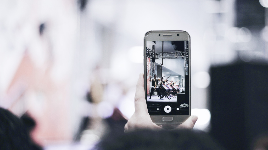 Recording of the technical presentations and demonstrations at the trade fair stand with a smartphone